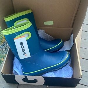 New with tags in box, Bogs kids grasp boots size 5. Waterproof and insulated